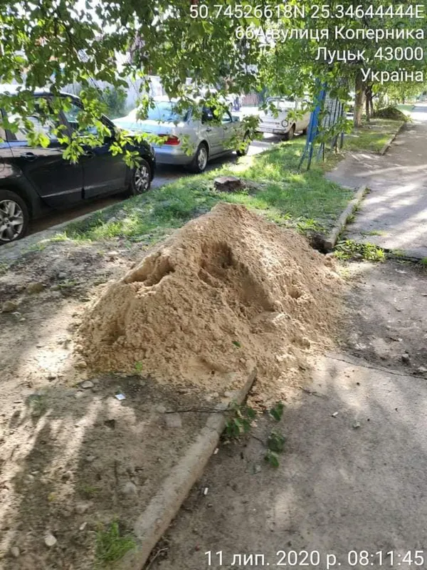 Ремонт зробила, сміття залишила: лучани «настукали» муніципалам на сусідку (фото)