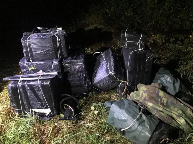 Човном до Польщі: на Волині знайшли сховок контрабандистів (фото)