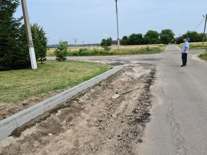 Наче нова: показали, як дрібний ремонт змінив дорогу у селі під Луцьком (фото)