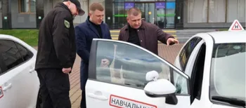 На Волині ветеран отримав грант і придбав два авто для навчання водіїв (фото)