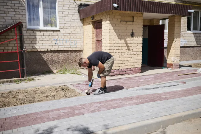 У Луцьку триває ремонт прибудинкових територій: роботи планують завершити до середини серпня (фото)