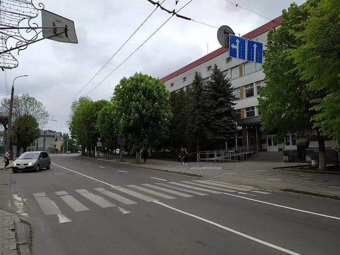 У Луцьку на Винниченка знак повертати дозволяє, а розмітка – ні (фотофакт)