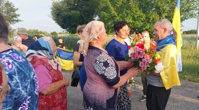 Усмішки крізь сльози: на Волинь з полону повернувся Леонід Карига (фото)