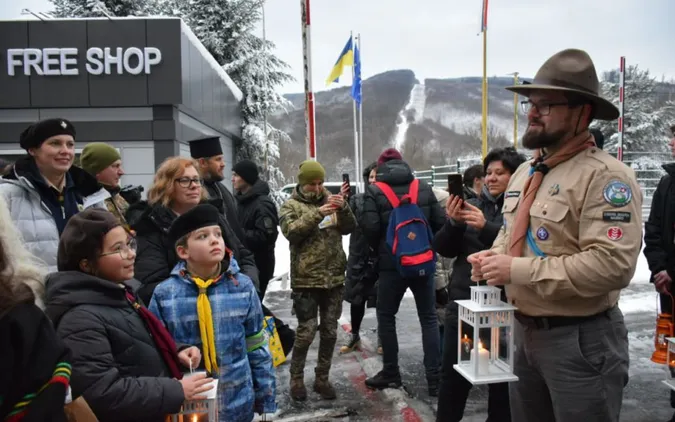 До України привезли Вифлеємський вогонь миру (фото)