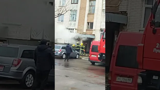 Три пожежні авто, «швидка» та поліція: у Луцьку горіла багатоповерхівка (фото, відео)