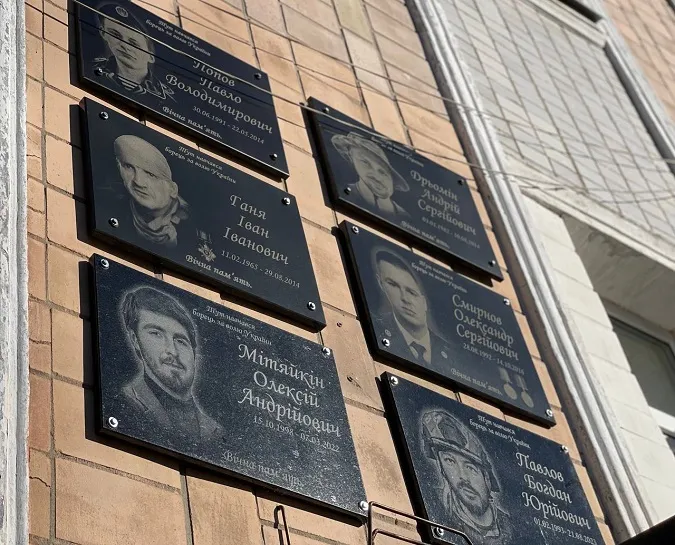 На фасаді Нововолинського ліцею з'явилися меморіальні дошки Героям Олексію Мітяйкіну та Богдану Павлову (фото)