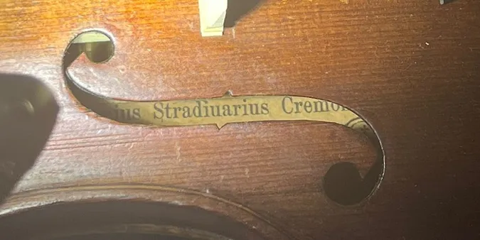 З України хотіли вивезти скрипку Stradiuarius віком понад 300 років (фото)