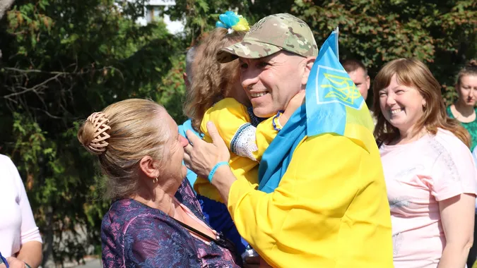 «Вареники наліплені, борщ зваримо»: на Волині зустріли звільненого з полону бійця (фото)