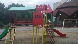 Застрягають діти: у Луцьку просять відремонтувати гірку (фото)