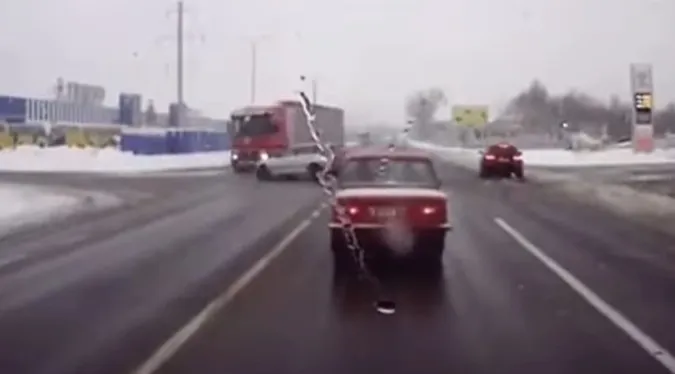 Недалеко від Луцька BMW врізалось в Audi та ледь не потрапило під фуру (відео)