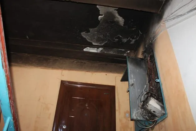 У під'їзді луцької багатоповерхівки горів телекомунікаційний щит