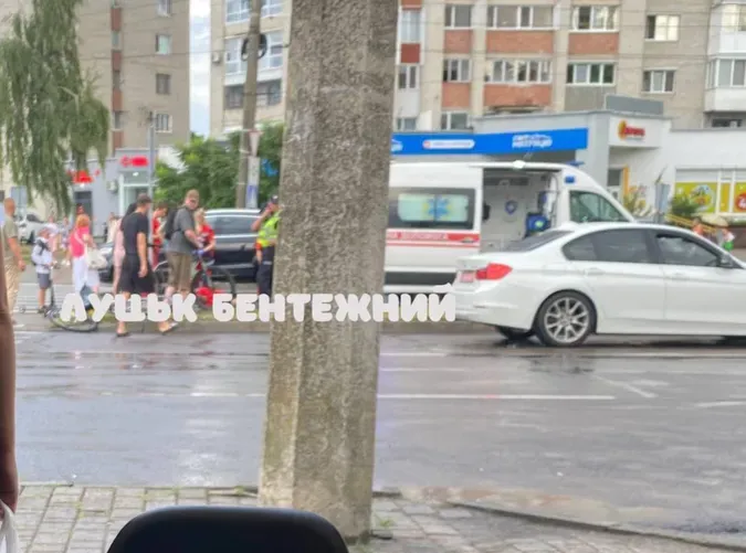 На Соборності у Луцьку «форд» збив чоловіка на пішохідному переході (фото)