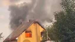 Величезний стовп диму: у Липинах горів триповерховий приватний будинок (відео)