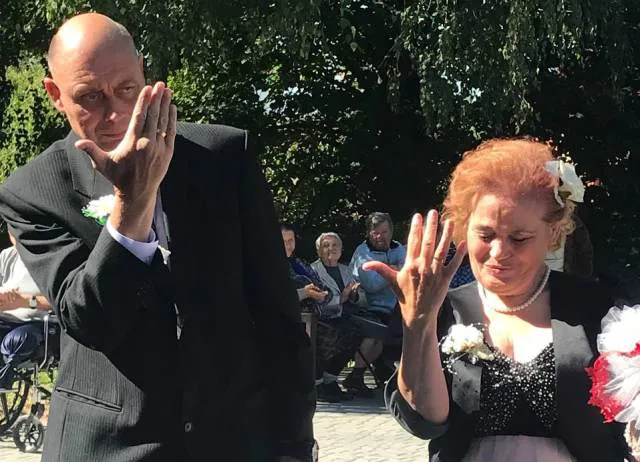 У Луцькому геріатричному пансіонаті відгуляли весілля (фото, відео)