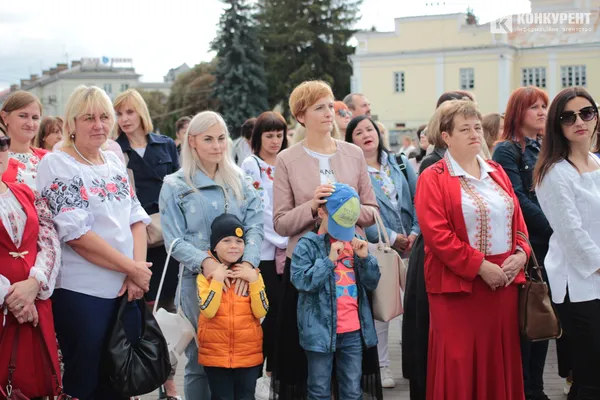 Квіти і класична музика: у центрі Луцька почали святкування Дня міста (фото)
