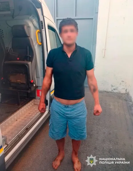 Відмивали 5 годин: киянин обмастився смолою, щоб вкрасти сигарети, апельсин... і вологі серветки (фото)