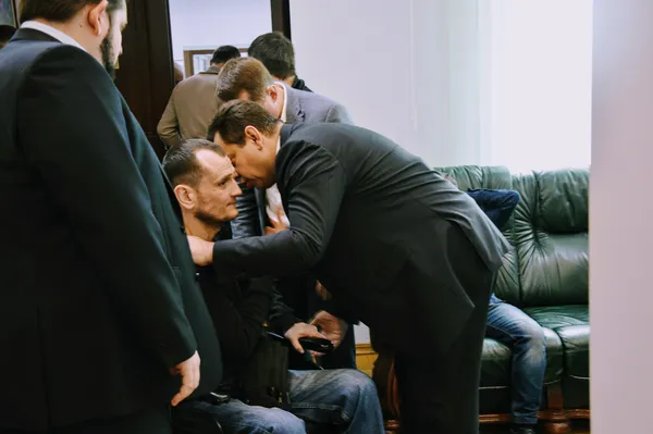 ...і він ненадовго покинув залу