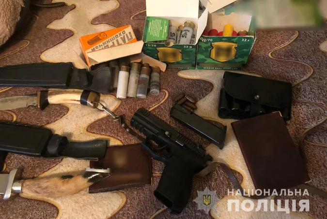 У квартирі лучанина знайшли наркотики та зброю з боєприпасами (фото)