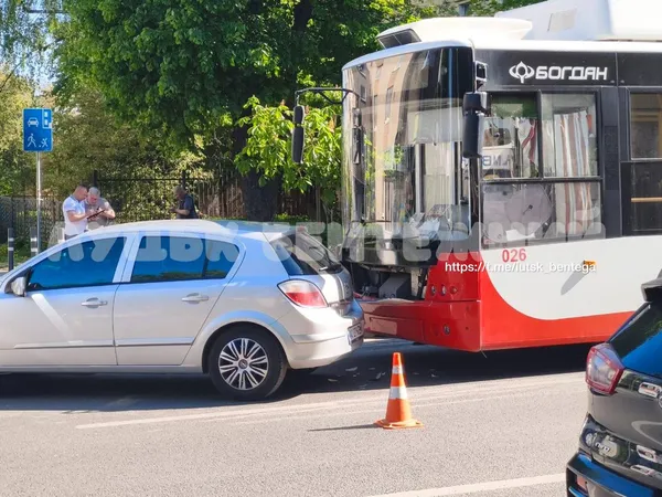 У центрі Луцька тролейбус вʼїхав у легковик (фото)