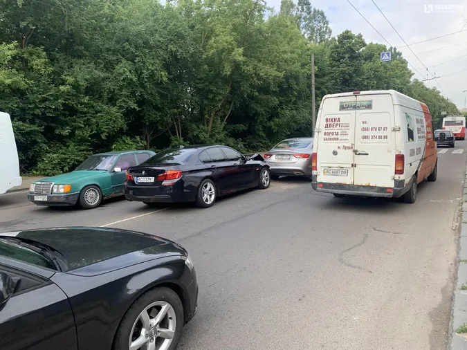 У Луцьку на Глушець – аварія: рух ускладнений (фото)