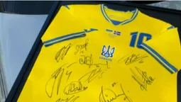 За донат: волинянин отримав футболку з підписами збірної України з футболу (фото)