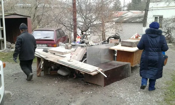 Муніципали показали, що лучани зберігають у незаконних гаражах (фото)