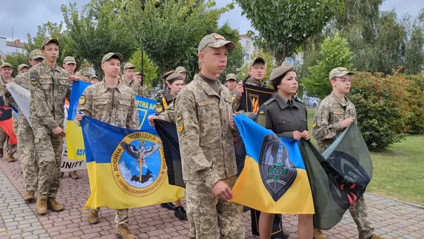 У Ковелі відбулася хода з прапорами бойових підрозділів та патріотичний флешмоб (фото)