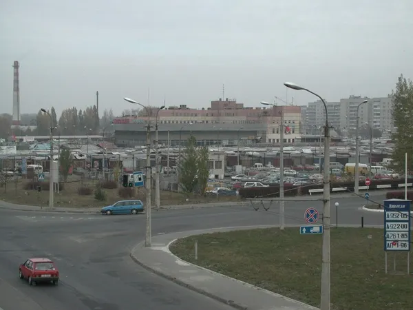 Привіт із минулого: луцька «варшавка» 2000-го (фото) 