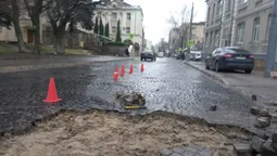 У Луцьку на Богдана Хмельницького латають ями: рух ускладнений (фото)