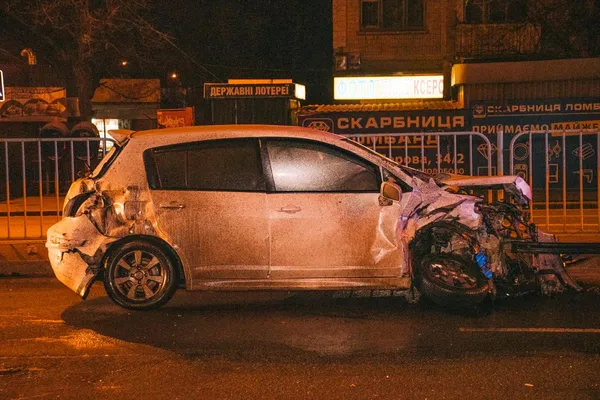 Автотроща в Києві: машина летіла на зупинку з людьми (ФОТО)