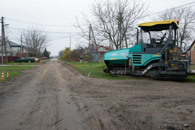 Попри війну у Луцькій громаді ремонтують дороги (фото)