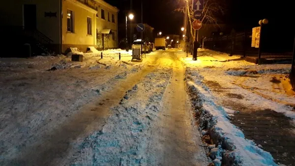 Лучани нарікають, що в «Старому місті» не прибирають сміття і сніг (фото)
