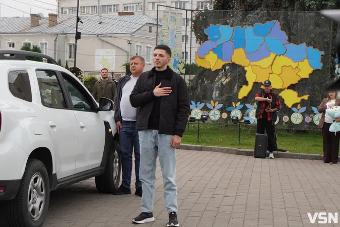«Для мене це вже моя реальність»: у Луцьку зустріли Павла Літвіна після 50 місяців російського полону (фото)