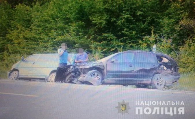 «П’яний» обгін: на Волині водій влетів у три автівки, одна з яких перевернулася (фото)