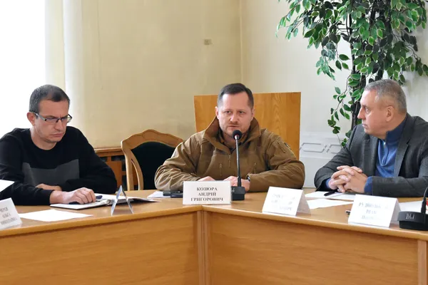 Укриття, система оповіщення та «тривожні кнопки» у закладах освіти: голова ОДА Іван Рудницький провів велику нараду