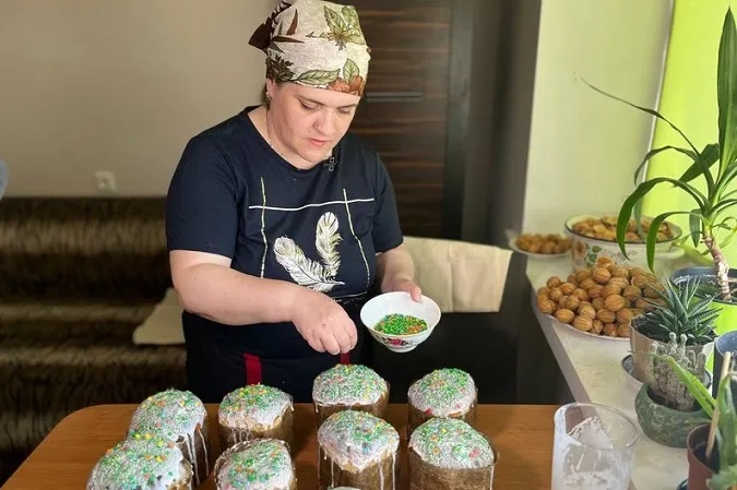 «Поїдуть на 6 напрямків»: волонтерка з Луцька готує Великодні посилки бійцям (відео)