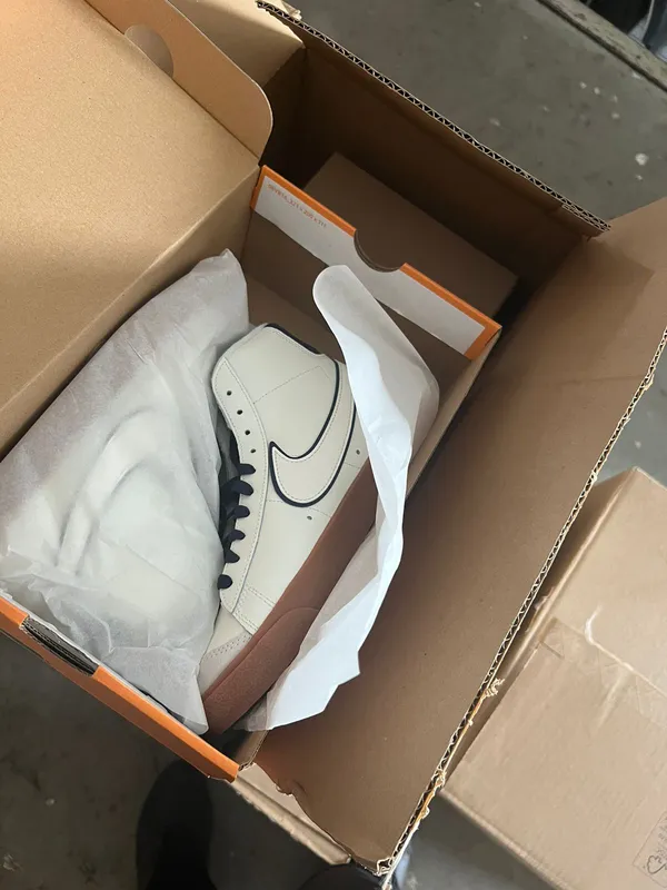 В «Ягодині» серед гуманітарки знайшли 262 пари кросівок Nike (фото)