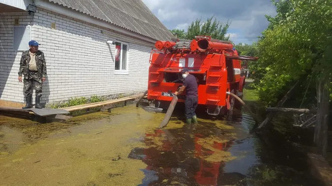 Негода на Волині: рятувальники продовжують відкачувати воду