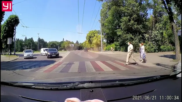 У Луцьку авто ледь не збило людей на переході (відео)