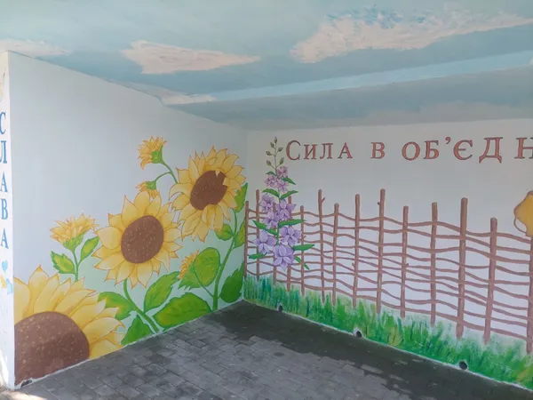 У селі під Луцьком обшарпану зупинку перетворили в арт-об'єкт (фото)