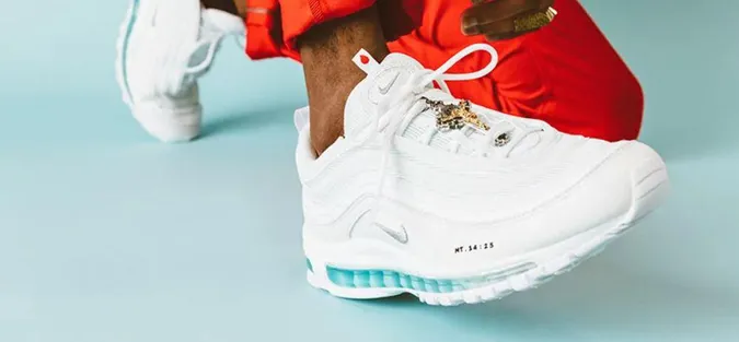 З підошвою, заповненою святою водою: Nike випустив «взуття Ісуса» за $3000