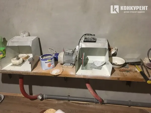 Підпільний цех з обробки бурштину виявили на Волині