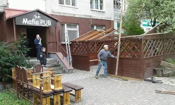 Луцькі муніципали «розібрали» альтанку біля пабу, яка стояла роками (фото)