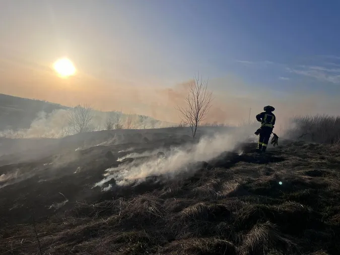 У Луцькому районі горіла суха трава на полях (фото)