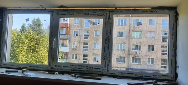 У Луцьку безкоштовно замінили понад 130 вікон у будинках, які постраждали від атаки рф (фото)