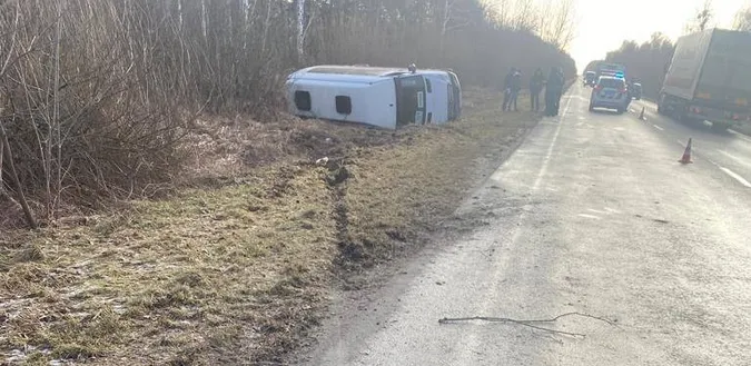 На Волині рейсовий автобус з пасажирами злетів у кювет і перекинувся (фото)