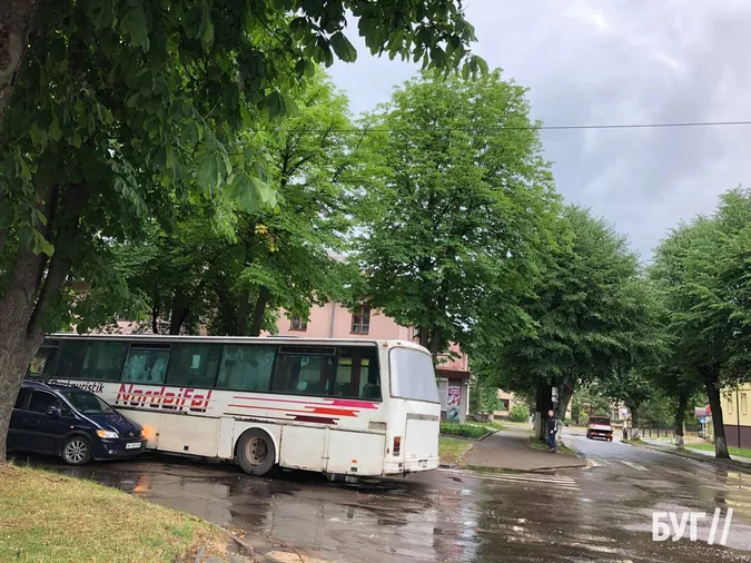 У Нововолинську не поділили дорогу автобус і легковик (фото, відео)