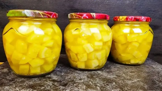 Як зробити «консервовані ананаси» з кабачків