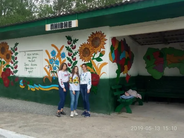 На Волині розфарбували зупинку в національному стилі (фото)