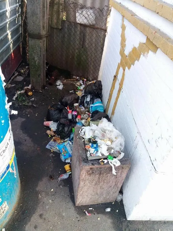 У Луцьку зупинку громадського транспорту закидали сміттям (фото)